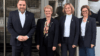 Nils Hermann, Oberin Gerhardts, Generaloberin Dürr, Beate Schwarzer vor dem Gebäude der WSSRK
