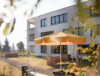 Haus Eichholzgärten Außenansicht mit Schirm