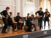 Musik wird gespielt