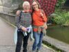 Pensionärinnen in der Wilhelma mit Schirm