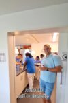 Thumnail: Milos Vesic steht bei seinen Azubis mit einer Kaffeetasse