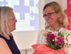 Susanne Scheck und Anne-Katrin Gerhardts bei der MGV. Handschlag und Blick in die Augen