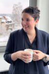 Janine Kirchmann mit Kaffeetasse
