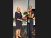 Blumen werden überreicht